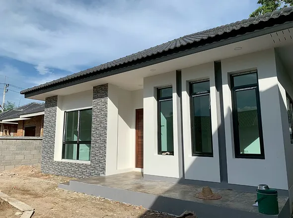 ผลงานสร้างบ้านเดี่ยวชั้นเดียวสไตล์โมเดิร์น โครงการเอ็มบุญ จ.ลำพูน ใช้วัสดุคุณภาพ เก็บงานเรียบร้อย