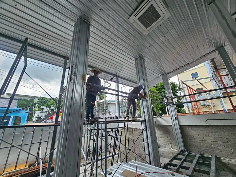 ทีมช่าง TG Construction กำลังติดตั้งและเชื่อมโครงสร้างเหล็ก (Steel Structure) ระหว่างเสาอาคารพาณิชย์ ย่านนิมมานเหมินท์ เชียงใหม่