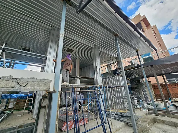 งานก่อสร้างอาคารพาณิชย์โครงสร้างเหล็ก (Steel Structure) ย่านนิมมานเหมินท์ เชียงใหม่ แข็งแรง มาตรฐานวิศวกรรม